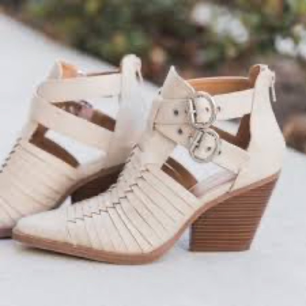 NWOT GIANNI BINI WRAPPED UP EGGSHELL pointed toe buckle ankle boot